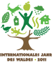 Logo des Internationalen Jahr des Waldes, Baum mit verschiedenen Symbolen